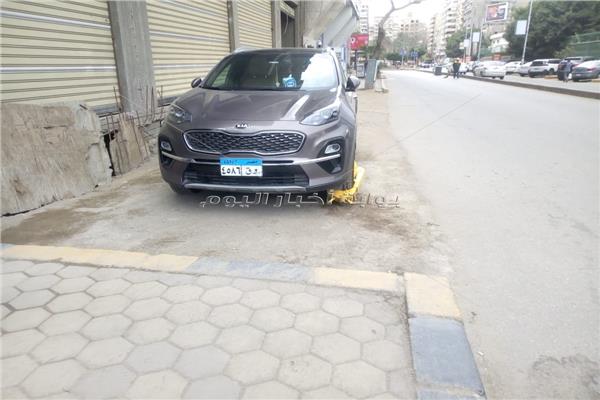 كلبشة السيارات المخالفة للإنتظار أعلى الأرصة بالدقي