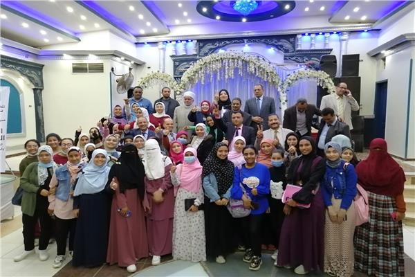 صور التذكارية مع الطلاب وقيادات إدارة دشنا التعليمية