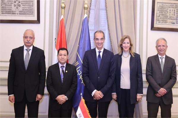 وزير الاتصالات  عقب توقيع الاتفاقية
