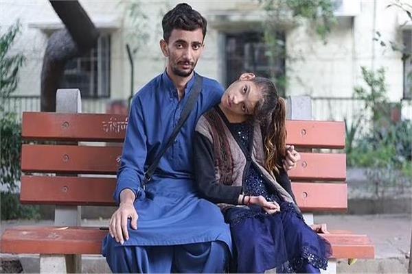 فتاة تعاني من مرض عضلي غامض