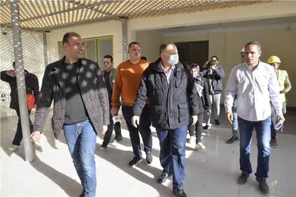 اللواء عصام سعد محافظ أسيوط اثناء جولات
