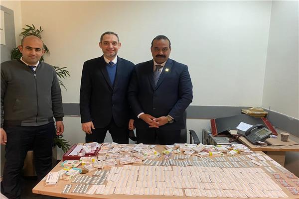 جمارك مطار القاهرة الدولي تضبط  تهريب عدد من الأقراص المخدرة 