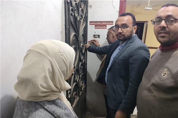 عامل بالمعاش سمسار مرضى  يدير عيادة تخصصية