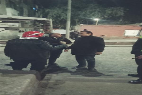 سيارة نقل تحطم الحاجز الحديدي قبل نفق للسكة الحديد بالغربية 
