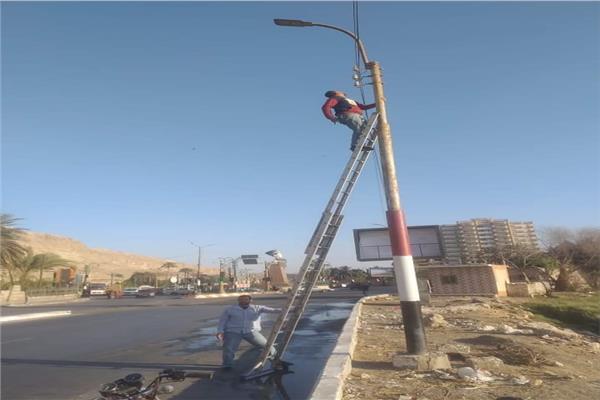 حملات صيانة أعمدة الإنارة و رفع 75 طن مخلفات بقرى المنيا 