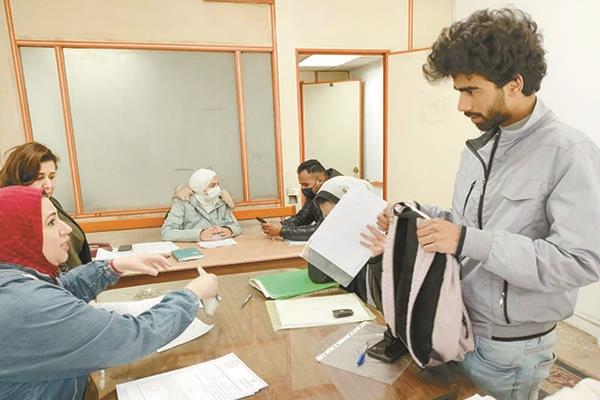 أحد الطلاب أثناء تقديم الأوراق الخاصة بالدراسة