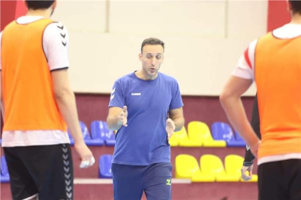 المدير الفني الإسباني روبرتو جارسيا باروندو