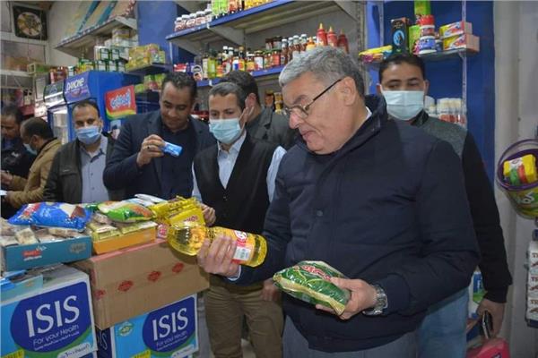 "القاضي" يناظر الأسعار بين المحال والمواطنين للتأكد من عدم المغالاة فيها