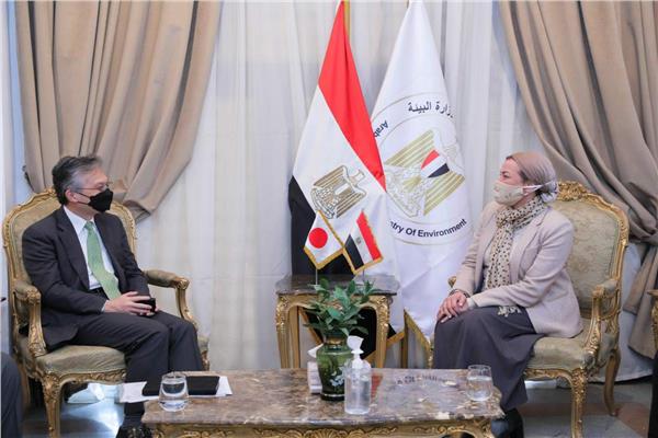  الدكتورة ياسمين فؤاد وزيرة البيئة  خلال استقبالها أوكا هيروشي سفير اليابان بالقاهرة