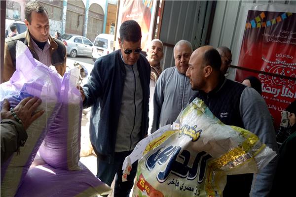 رئيس مدينة أشمون يتفقد معارض اهلا رمضان