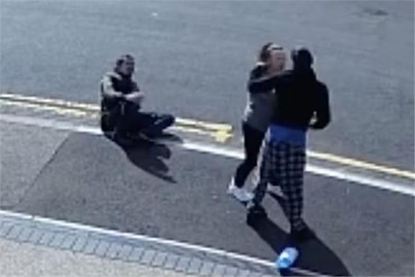 شجاعة امرأة تمنع بلطجيا من سحل ضحيته وتهديده بالسكين