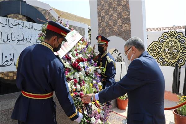 محافظ المنيا خلال وضع إكليل الزهور
