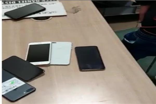 ضبط راكب يخفى هواتف محمولة أسفل ملابسه بمطار القاهرة