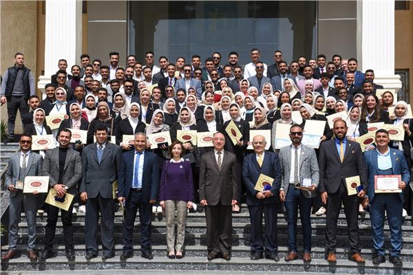 محافظ الإسكندرية يكرم أساتذة وطلاب قسم الجغرافيا بكلية الآداب جامعة الإسكندرية