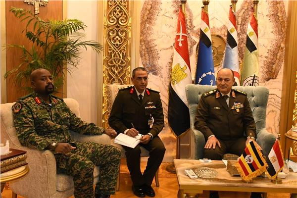 رئيس أركان حرب القوات المسلحة يلتقى قائد القوات البرية الأوغندى