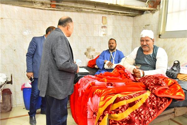 محافظ أسيوط يطمئن على حالة المرضى 