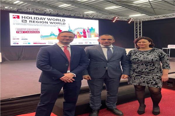 د. أحمد عزام القائم بالأعمال بالإنابة بسفارة مصر في التشيك خلال فعاليات افتتاح معرض Holiday World