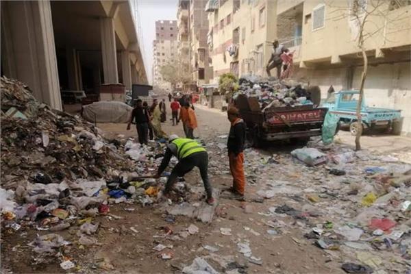 رفع مخلفات القمامة بعزبة النصر