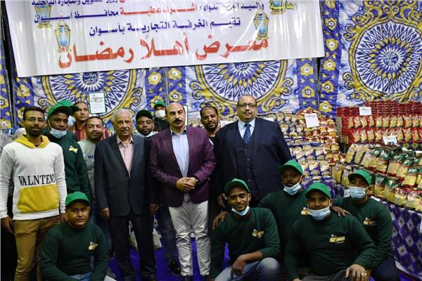 محافظ أسوان يفتتح معرض  أهلاً رمضان" 