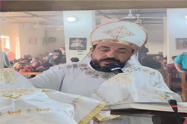 القس يوسف طلعت كاهن كنيسة السيدة العذراء بالخارجة