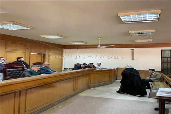 الشاهدة تدلي بأقوالها أمام المحكمة
