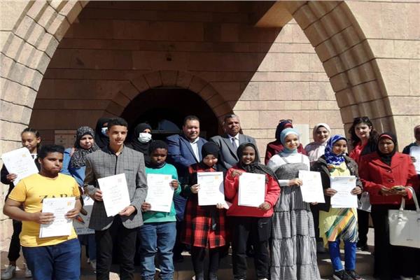 صالون الطفل الأول للفنون التشكيلية