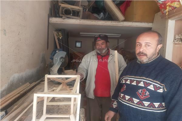 محسن أبو علو وطارق منسي.. صناع فوانيس خشب