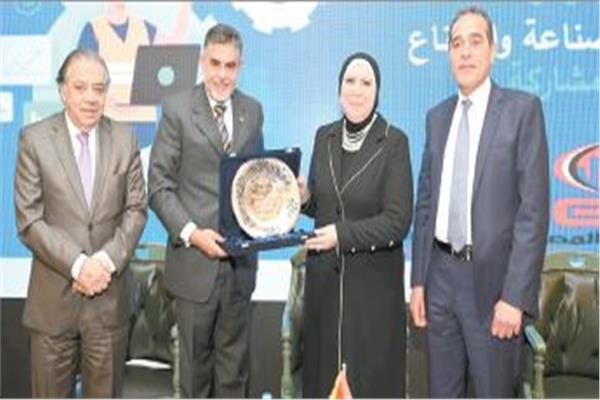 نيفين جامع خلال اللقاء الذى نظمته جمعية الصناع المصريين