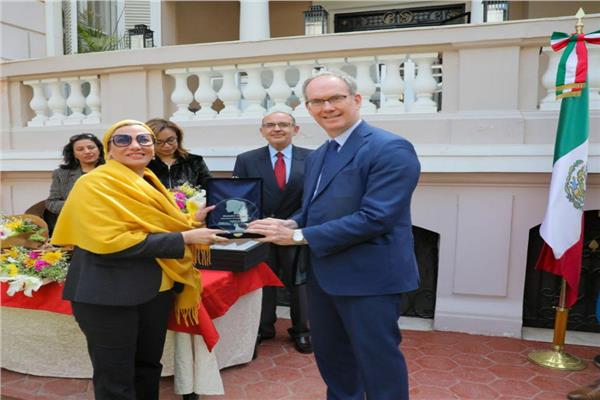 ‫ وزيرة البيئة تفوز بجائزة أبطال التغيير 