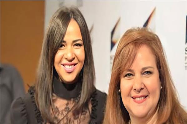 إيمي سمير غانم مع والدتها دلال عبد العزيز