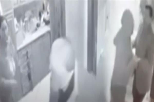 جانب من تعدي رئيس حي الموسكي علي ضابط شرطة