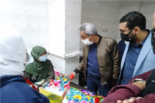 مستشفيات قنا توزع الهدايا والورود على الأمهات المرضى