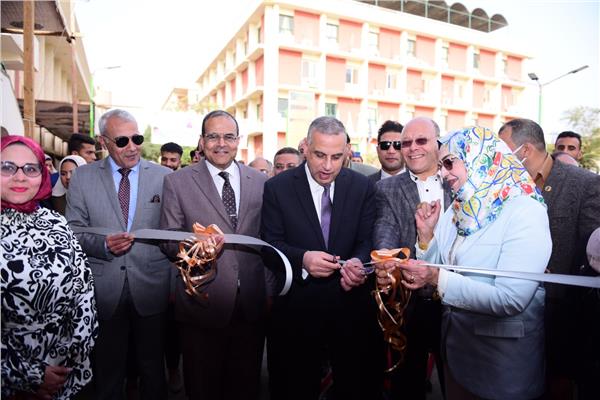  محافظ سوهاج ورئيس الجامعة يفتتحان معرض الحرف