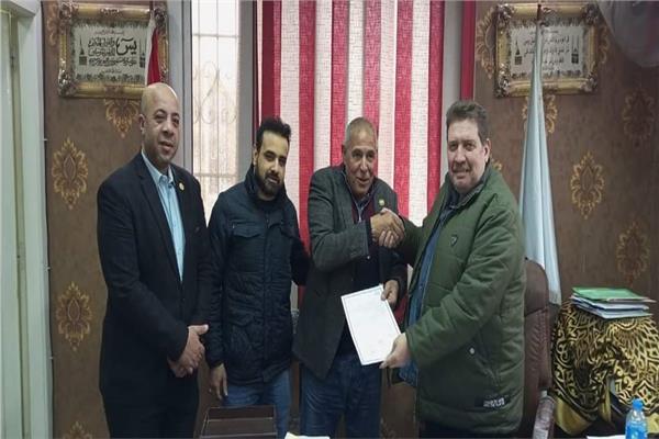 رئيس حي الزاوية الحمراء يناقش إعادة بناء مستشفى الزاوية العام 