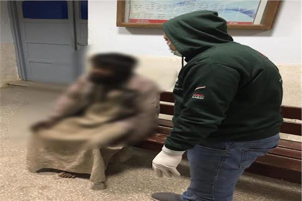  جانب من فريق البرنامج  القومى  لحماية الأطفال والكبار بلامأوي مع الحالة