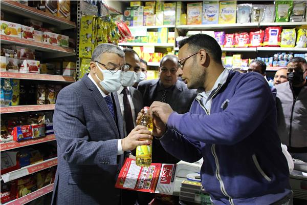 محافظ المنيا خلال الجولة