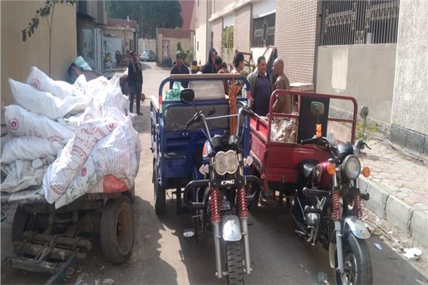 ضبط «عربة كارو» و2 تروسيكل يقومون بإلقاء القمامة حرم الطريق