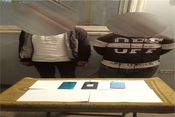 المتهمين وبحوزتهم المضبوطات