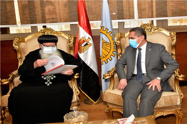 الدكتور طارق رحمي محافظ الغربية ونيافة الأنبا بولا أسقف مطرانية طنطا