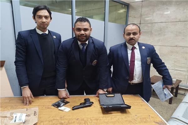  رجال جمارك مطار القاهرة