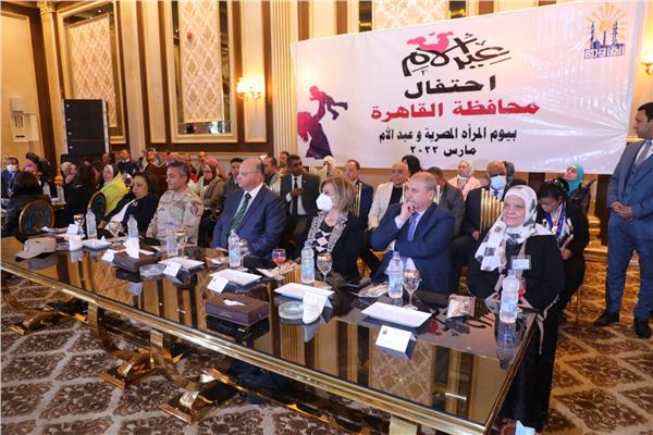 محافظ القاهرة  يكرم الأمهات المثاليات بالمحافظة