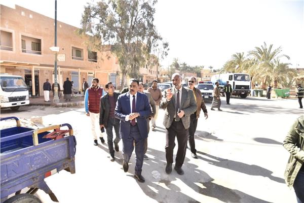 محافظ مطروح خلال الجولة