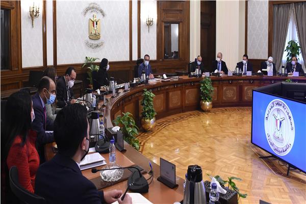 رئيس الوزراء اثناء الاجتماع مع مع وزيرة التجارة والصناعة ورئيس اتحاد الصناعات