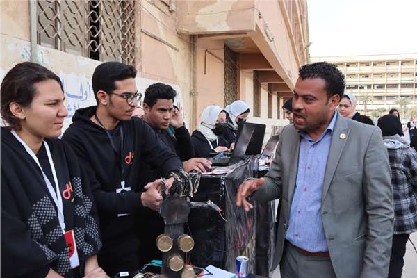 طلاب كلية الهندسة بحلوان يصنعون نموذج روبوت