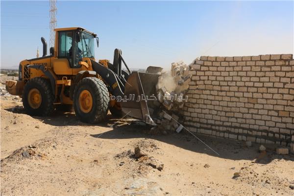 محافظة الجيزة تسترد 19 الف م2  أراضي متعدى عليها بالواحات البحرية  