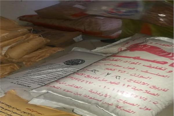 ضبط ٨٦٥ كيلو مواد غذائية مجهولة المصدر بالشرقية