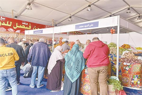 تخفيضات كبيرة على السلع بالسويس