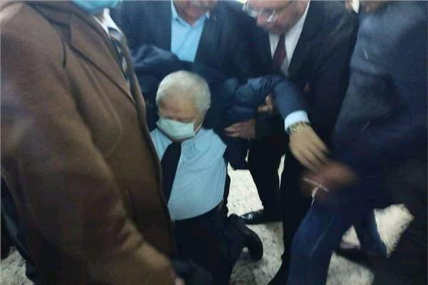 لحظة وفاة نقيب المحامين رجائي عطية إثر أزمة قلبية داخل المحكمة