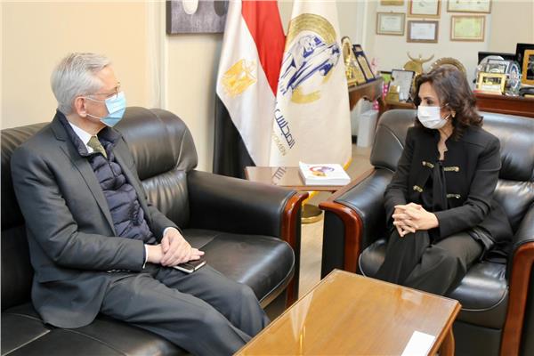 الدكتورة مايا مرسي رئيسة المجلس القومي للمرأة اليوم و  السفير الفرنسي في مصر