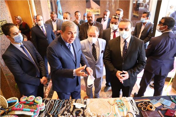 سعفان يفتتح معرض منتجات المشغولات اليدوية للفتيات بالأقصر